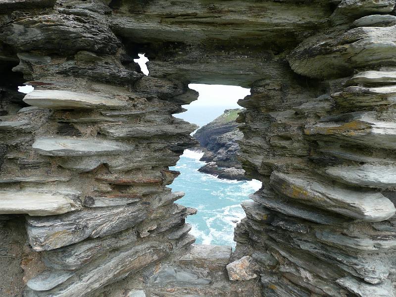 P1000842- A travers les ruines du chateau Arthur - Tintagel.JPG - A travers les ruines du château d'Arthur - Tintagel